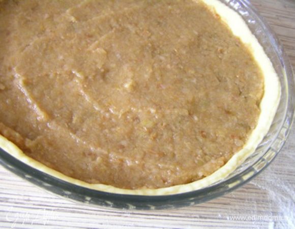 на тесто выложить начинку, разровнять. 