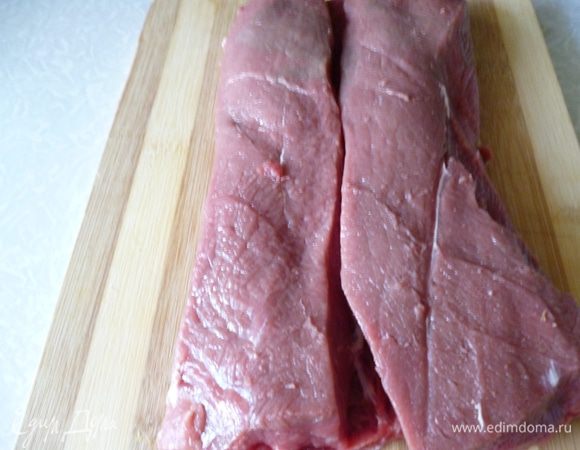 Кусок мяса разрезать книжкой: сначала делаем продольный надрез, но не до конца, оставляем слой толщиной 2-2,5 см. Совет: мясо лучше покупать мраморное, оно нежнее.