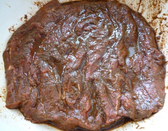 Добавляем к сухой смеси лимонный сок, соевый соус, коньяк, перемешиваем и маринуем мясо/