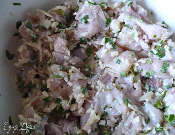 Приготовим фарш для начинки: мясо бедрышек нарезать тонкими пластинами и маринуем в лимонном соке, солим, перчим и оставляем на 30 минут. Затем добавляем измельченный чеснок и натертый на терке сыр и зелень, хорошо перемешиваем. 