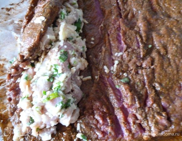 Выкладываем фарш в виде колбаски,немного отступив от края, аккуратно свертываем рулет.