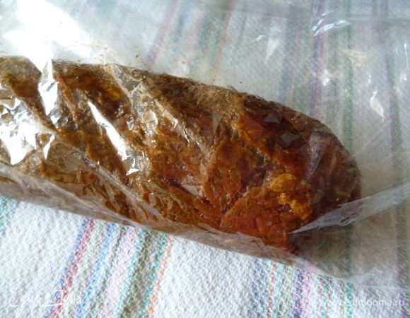 Рулет помещаем в пакет для запекания. Кладем в пакет маленький кусочек лаврового листа. Плотно упаковываем, стараясь выдавить весь воздух из пакета. Плотно завязываем конец пакета нитками, чтобы не попала вода во время варки.