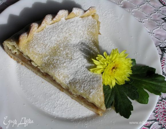 Перед подачей пирог посыпать сахарной пудрой.