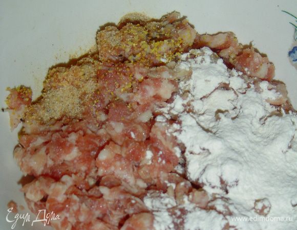 Я расскажу о приготовлении одной порции, а кол-во ингредиентов будет зависеть от того кол-ва, которое вам нужно. Замечу, что на одну порцию идет одно яйцо.
Начинаем с подготовки фарша, для этого к готовому фаршу добавляем лук-пудру(можно добавить обжаренный лук),паприку,соль,перец и хорошенько перемешиваем. Из фарша скатываем шарик и разминаем его ввиде блинчика, кладем его на тарелку. Яйцо взбиваем и выливаем на тарелку с мясным блинчиком, блинчик проворачиваем, чтобы яйцо попало под него.
Разогреваем сковороду с небольшим кол-вом растительного масла, выливаем яйцо, а затем спускаем с тарелки в центр мясной блинчик, накрываем крышкой и обжариваем на среднем огне с двух сторон. Даем немного остыть, аккуратно сворачиваем. Вот и все!
Приятного аппетита!