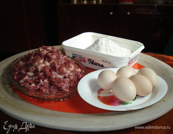 Помыть желудочки,сердца,печень, почистить желудочки и все мелко нарезать, сложить в миску и добавить яйца, хорошенько перемешать. Эту смесь подсаливаем по вкусу и постепенно добавляем муку, перемешиваем, смесь не должна быть очень крутой. Этой смесью можно начинить курицу, зашить и отварить. А если Вы хотите сделать это без курицы, тогда нужно делать так : На большую марлевую салфетку выложить нашу смесь, завязать концы и отварить в подсоленной воде в течении часа - полтора. Вынуть из воды, положить на разделочную доску, убрать салфетку и положить сверху гнет, оставить так до полного остывания. Хранить в холодильнике.