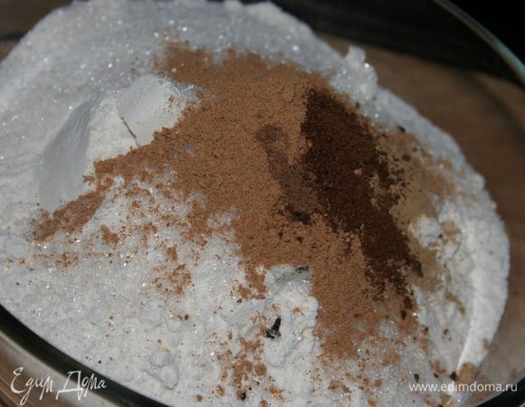 Смешать муку, сахар, корицу, имбирь