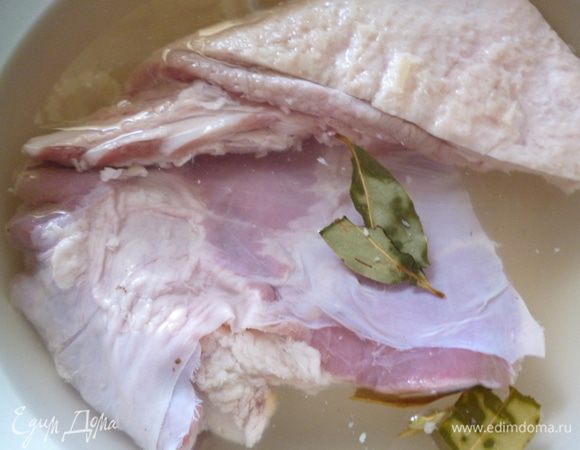 Приготовим маринад:воду вскипятить,добавить соль и лавровый лист,охладить.Добавить уксус.С почеревка снять шкурку и поместить его в маринад.Сверху закрыть крышкой,что бы она слегка придавила кусок свининки.Отправляем в холодильник часов на 12часов,а еще лучше на сутки.