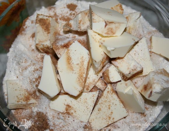 Порезать масло кубиками, смешать с мукой. 