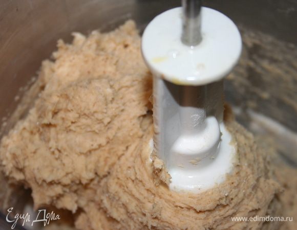 По одному добавить яйца, замесить тесто. Скатать тесто в шар и убрать в холодильник на полчаса. 