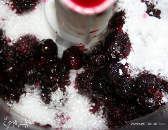 Отложить полстакана смородины. Остальные ягоды пюрировать в блендере вместе с сахаром.