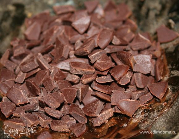 Пока тесто выпекается, смешать ягодное пюре с крахмалом и шоколадными кусочками.