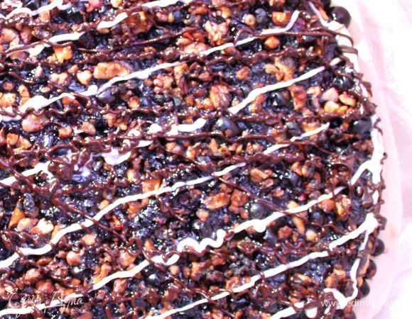 Готовый пирог остудить. Растопить отдельно темный и белый шоколад (я добавила по 10 гр сливочного масла в каждый и поставила в микроволновку на 1 минуту). С помощью кондитерского мешка украсить пирог шоколадом.
Приятного аппетита!