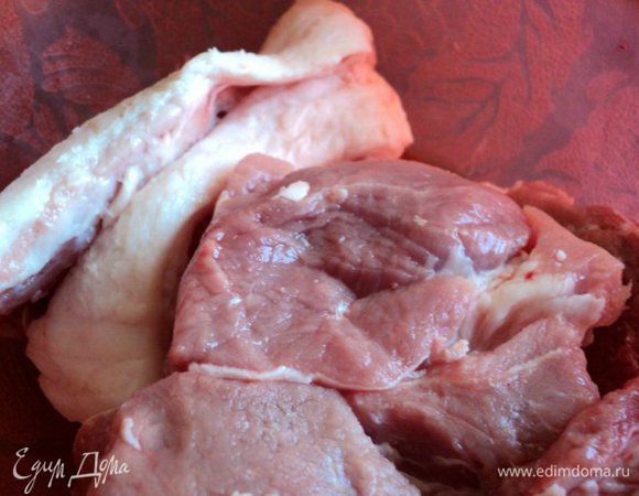 Мясо помойте, просушите салфеткой, очистите чеснок.