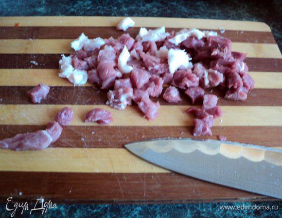 Мясо и сало нарежьте мелкими кубиками. Часть мяса можно пропустить через мясорубку с крупной решеткой, но я этого не делала.