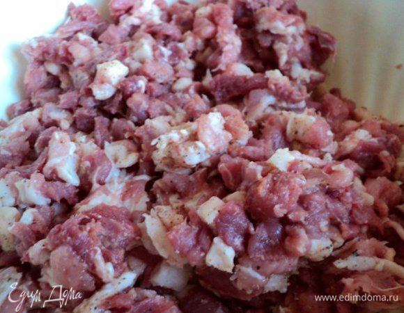 В фарш добавьте соль, черный и красный молотый перец, майоран, мускатный орех, коньяк, хорошо перемешайте. Если фарш получается сухой, добавьте ¼ стакана воды. Емкость с фаршем накройте пищевой пленкой и поставьте на 5–6 часов в холодильник( я оставила на ночь).