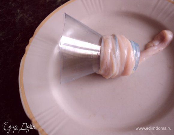 Если вы используете кишки, которые продаются в магазине — можете сразу приступать к приготовлению колбасы. У меня кишки — с рынка. Их необходимо почистить, для чего сначала вывернуть и положить на 30 минут в воду, в которую добавить 0,5 ст. л. соли и 0,5 ст. л. соды. Затем хорошо почистите их тупой стороной ножа на деревянной доске. Промойте и положите на 5 минут в слабый раствор марганцовки, чтобы исчез розоватый цвет. Затем еще раз промойте и посолите. Начинять колбасу можно с помощью специальной насадки к мясорубке. Я использую обрезанную часть пластиковой бутылки в виде воронки. Наденьте на нее кишку, край завяжите ниткой.