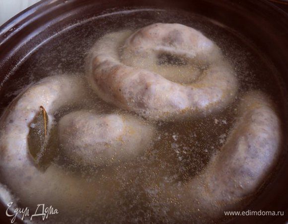 Отварите колбасу в подсоленной воде 10–15 минут, можно добавить лавровый лист.