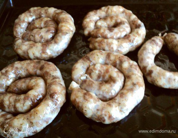 Затем выньте колбасу, дайте стечь воде, смажьте растительным маслом и выложите на противень. Запекайте в духовке при температуре 200°C 25 минут с одной стороны, затем переверните, смажьте образовавшимся жиром и запекайте еще 25 минут с другой стороны. Храните готовую колбасу в холодильнике, переложив в эмалированную (стеклянную, керамическую) емкость и залив смальцем.