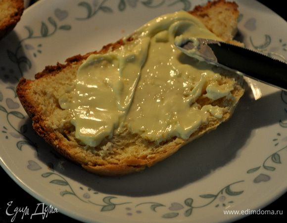 Готовый хлеб достаем из х/п и разрезаем на порции, подаем с маслом или мармеладным джемом.