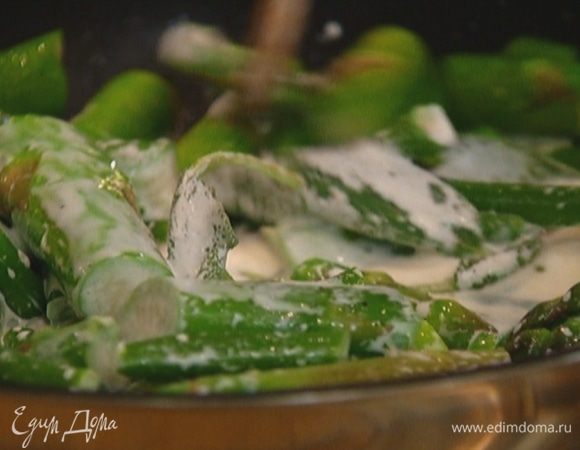 Влить к спарже с фасолью сливки, прогреть и выключить огонь.