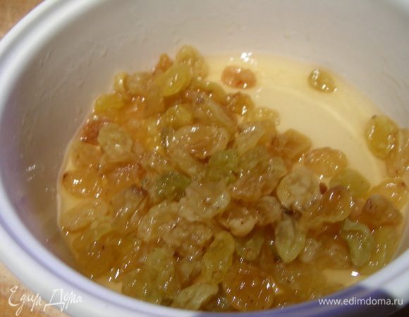 Изюм замачиваем в роме (коньяке).
