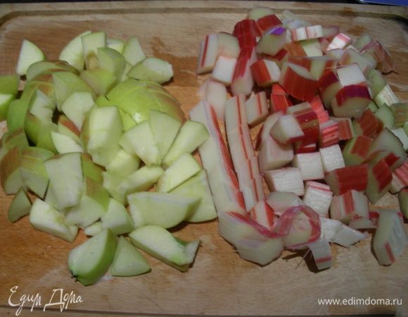 Ревень и яблоки режем средними кубиками.
