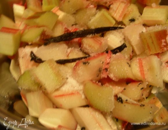 Берем кастрюльку, кладем в нее ревень, добавляем 50 г сахара и 1/2 ванильной палочки (разрезаем ее пополам, выскабливаем семена, все добавляем к ревеню) и готовим под крышкой на небольшом огне минут 5 до мягкости ревеня.
