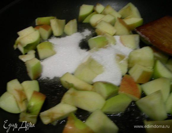 Разогреваем сливочное масло, добавляем 50 г сахара и яблоки, карамелизируем их минут 5-7.
