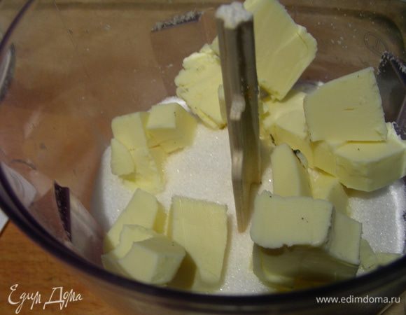 Для крошки рубим все ингредиенты в комбайне или перемешиваем руками.
