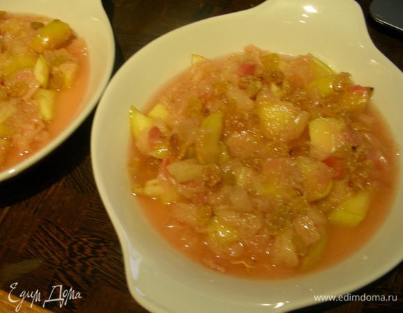 Берем форму или формочки, в которых будем запекать крамбл (я свои не смазывала, но, конечно, их можно немного смазать маслом). Выкладываем в них ревень, яблоки и обсушенный от коньяка изюм.
