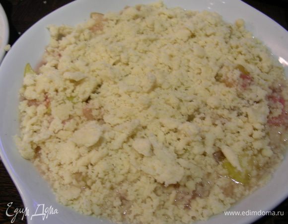 Сверху посыпаем крошкой. В оригинале рекомендуют готовить при 200 гр 20минут, у меня духовка мощная, поэтому я готовила при 180 гр те же минут 20, а в конце даже выключила верхний тен, так как крамбл стал сильно подрумяниваться. Смотрите по своей духовке. 
