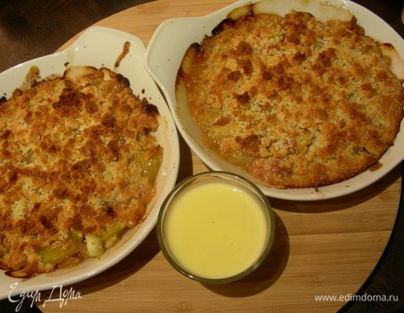 Рекомендуется дать крамблю немного остыть. Можно его подавать теплым или холодным, например, с шариком мороженого. Я сделала заварной крем из йогурта по рецепту Ю.Высоцкой http://www.edimdoma.ru/recipes/6332. Приятного аппетита))