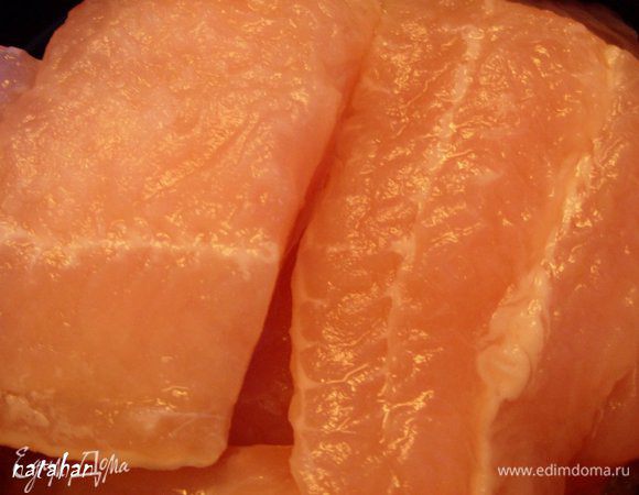 Рыбу помыть, нарезать на кусочки, переложить в кастрюлю и залить водой.