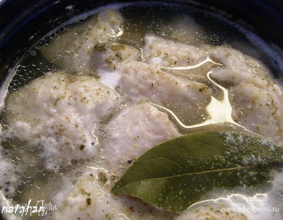 Добавить лавровый лист, одну луковицу, надрезанную крестообразно и соль со специями. Поставить варить на 10 минут, обязательно при варке снимать пену. Достать шумовкой рыбу, выложить на плоскую тарелку и остудить.