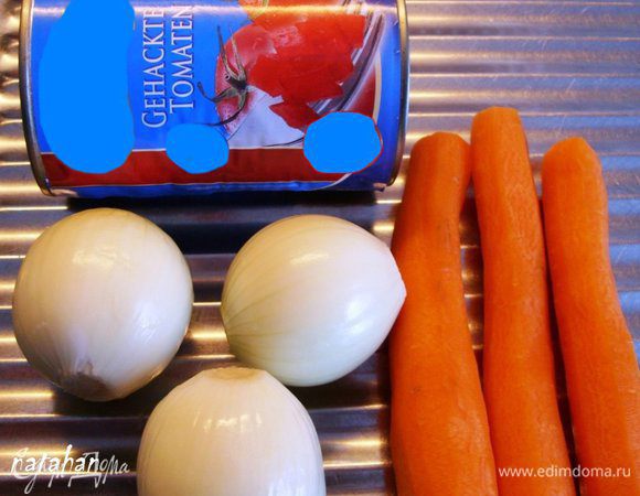 Морковь и лук почистить, помыть и обсушить бумажным полотенцем.