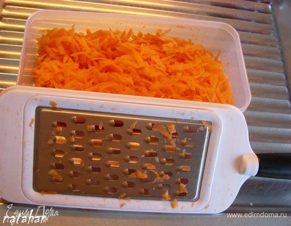 Морковь нашинковать на крупной терке.