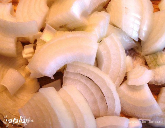 Лук нарезать полукольцами.