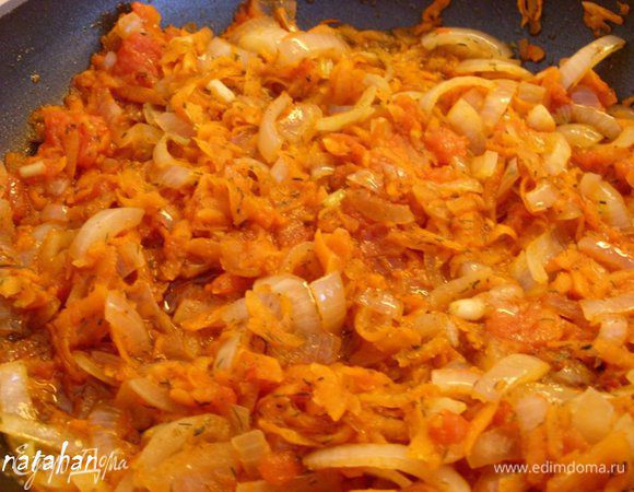 Переложить лук и морковь в глубокую сковороду, влить растительное масло, посолить, поперчить и жарить на среднем огне 7 минут. Добавить мелко нарезанные очищенные помидоры, сахар и лимонный сок. Все тщательно перемешать и тушить 3 минуты.