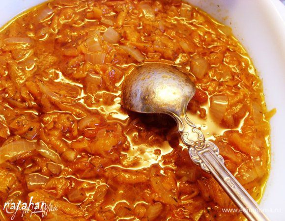 В сковороду с овощами влить 2 половника процеженного рыбного бульона. Дать маринаду закипеть и перелить все в кастрюлю.