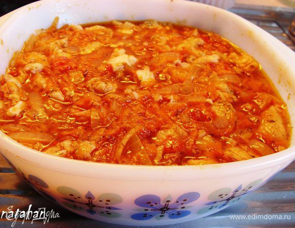 Отварную рыбу разделить на небольшие кусочки, погрузить их в маринад, аккуратно перемешать и закрыть кастрюлю крышкой. Оставить на 3–4 часа до полного остывания. 