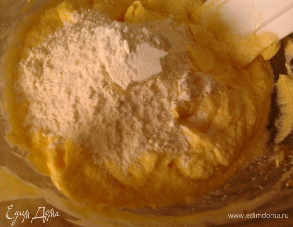 затем соду гашенную уксусом и муку