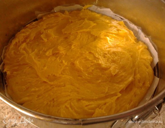 выложить тесто и выпекать в разогретой до 170С духовке до готовности.Проверять зубочисткой.