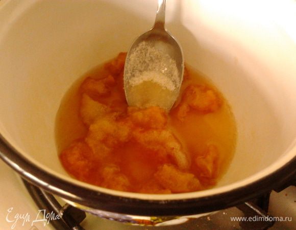 приготовим 1-ю прослойку.К абрикосам добавить сахар и проварить до однородной массы.