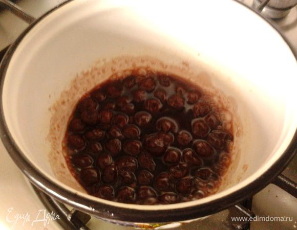 приготовить 2-ю прослойку.Вишню проварить с сахаром