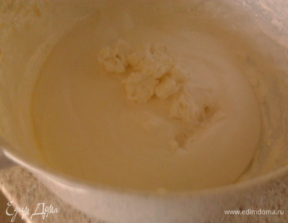 приготовить 3-ю прослойку.Желатин залить 1ст.(200мл.)кипятка и очень быстро размешать,чтобы не было комочков.Белки взбить,затем понемногу ввести сахар и желатин. 