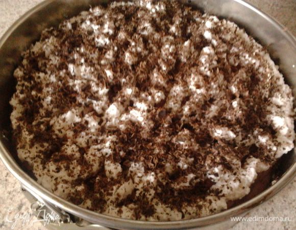 поставить в холодильник,чтобы остыл.Готовый торт посыпать тертым шоколадом.Приятного всем чаепития!