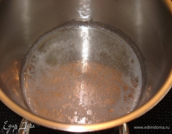 Итальянская меренга для начинки. В кастрюльке нагреть сахар и воду, сироп должен закипеть, сахар — полностью раствориться.