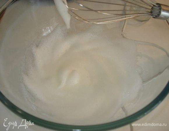 Отдельно взбить белок до легких пиков, влить осторожно, постоянно взбивая, горячий сироп. Взбивать до тех пор, пока масса не станет плотной и блестящей. Дать меренге полностью остыть.