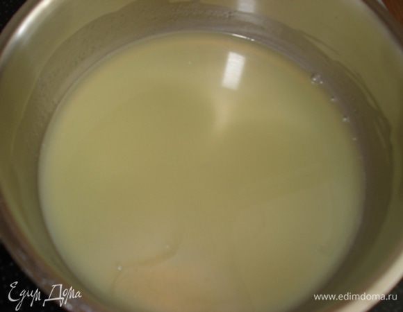 В кастрюльку всыпать сахар (63 г), залить сливками, держать на среднем огне, постоянно перемешивая, до полного растворения сахара. Дать полностью остыть.