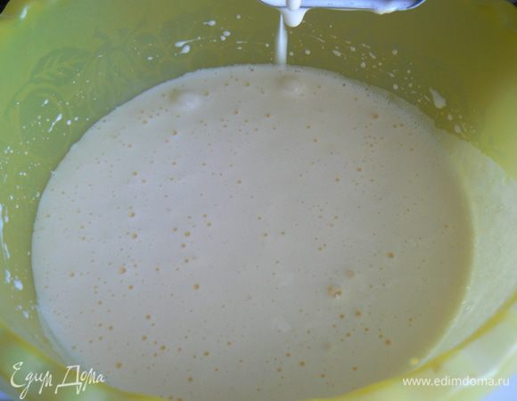 яйца взбить с сахаром и ванильным сахаром до пышной пены,мин 5